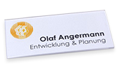 The inexpensive public badge is an outstanding candidate for short-term applications, for example assistants, trainees or students. The combiclip or the variable magnet attachment makes public suitable for almost all types of applications or events.